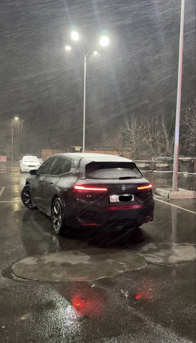 BMW ix 40i sotiladi 37000 prabeg