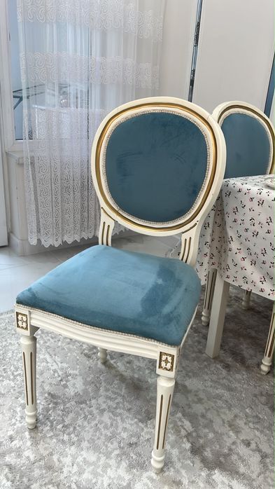Стол и стулья.