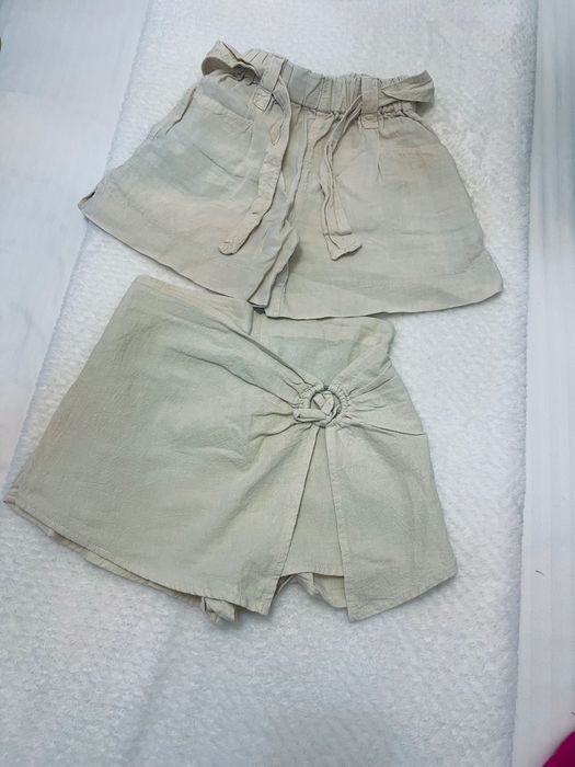 Compleu fete: fustă asian style S + 3 bluzițe + bonus 2 perechi de pantaloni scurți bej