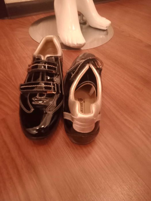 Продам женскую кожаную обувь