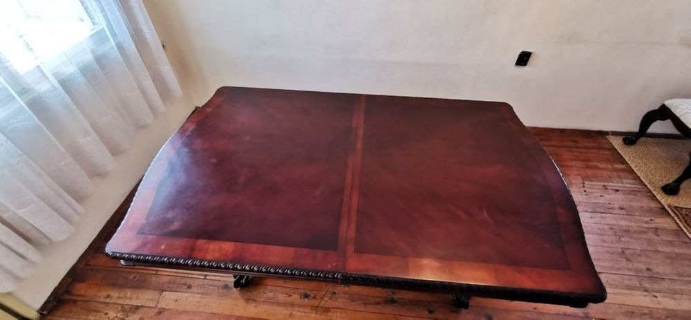 Трапезна маса със столове.