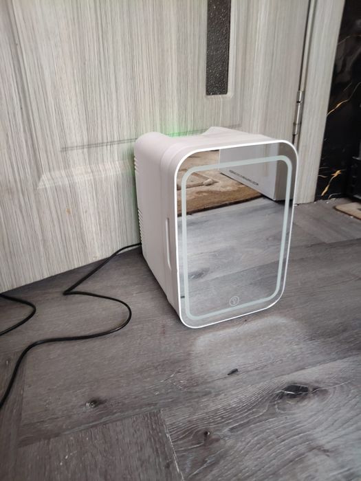 Mini frigider cu usa oglinda si lumini led reglabile 3 moduri 8 l  pentru îngrijirea cosmeticelor dim 33 x 26 x 20 cm nou pret 200 de lei