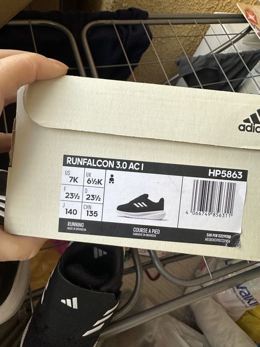 Продам кроссовки Адидас