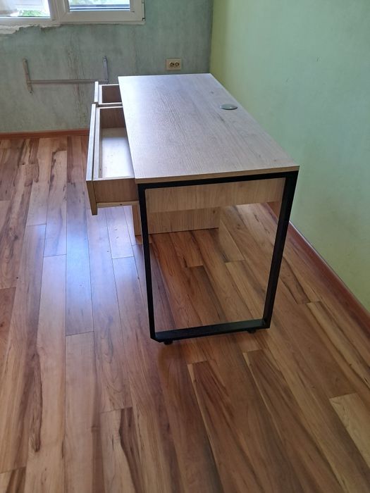 Бюро ученическо с метален крак