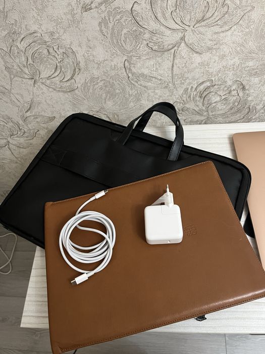 Продам срочно Macbook m1