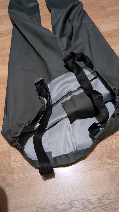 Salopetă cu cizme pescuit / waders PVC – Mărimea 43 (Nouă/Doar probată)