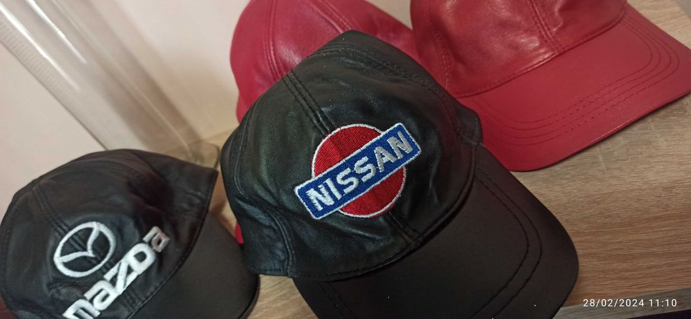 Спортни шапки от естествена агнешка кожа!Различни цветове!