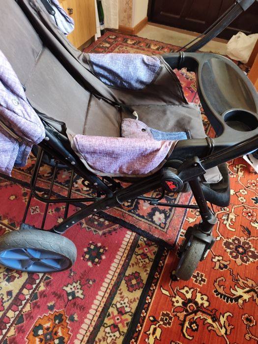 Продаётся коляска состояние смотрите по фото.
