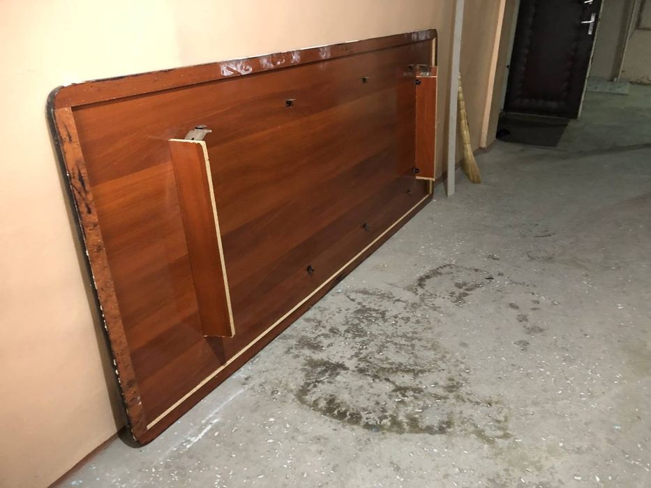 Продаётся стол и 12 стулей, комплект