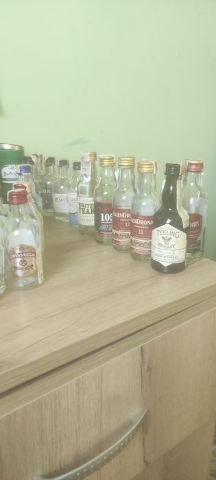 Мини бутилки от алкохол.Сет мини бутилки уиски 47бр 20е.Бутилки от ракия сет 8е.Комплект всички общо 25е.Подарък 10бр пластмасови бутилки от уиски50мл