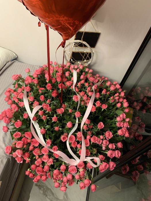 Розы мелкие с шарами