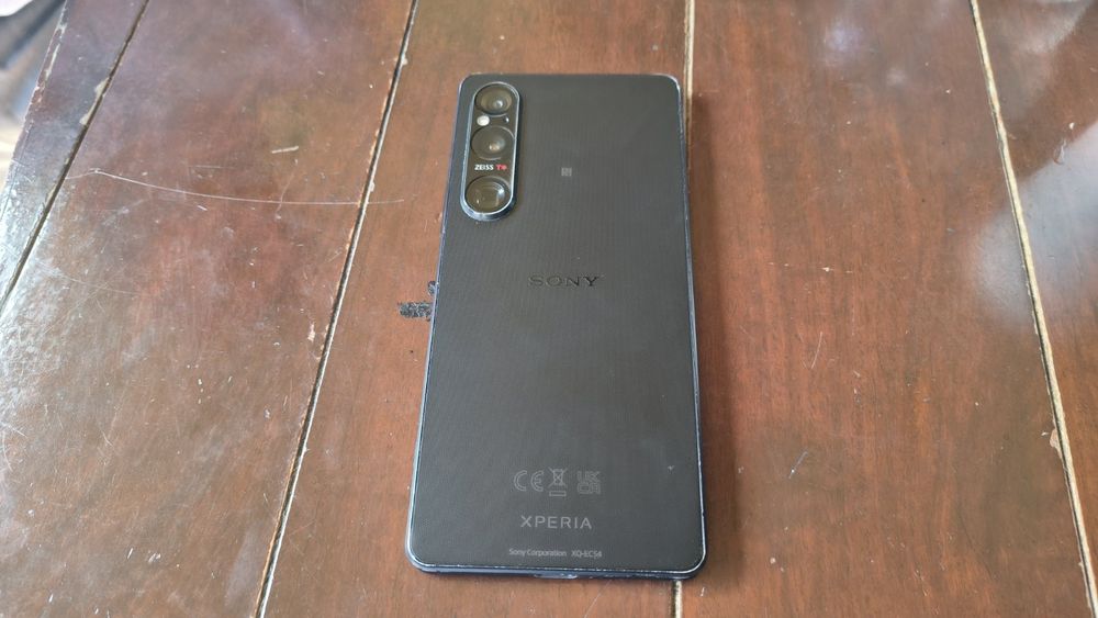 Sony Xperia 1VI със счупено стъкло