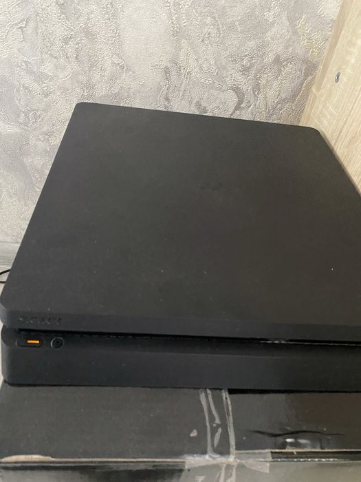 Ps4 slim с геймпадом 4 диска и пс плюс в нутри