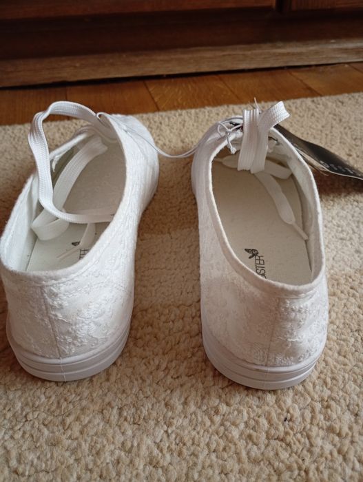 Vând teniși albi noi 39