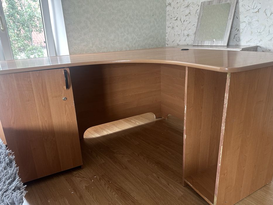 Продам компьютерный/ письменный угловой стол
