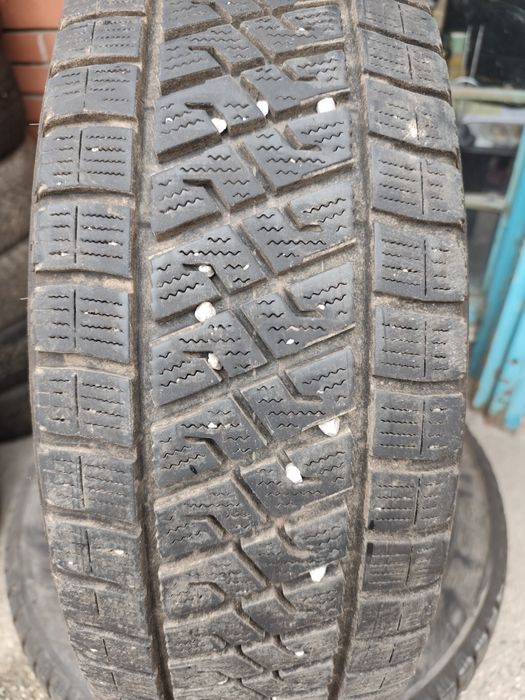 Продавам 2 зимни гуми 215/65/16 бус