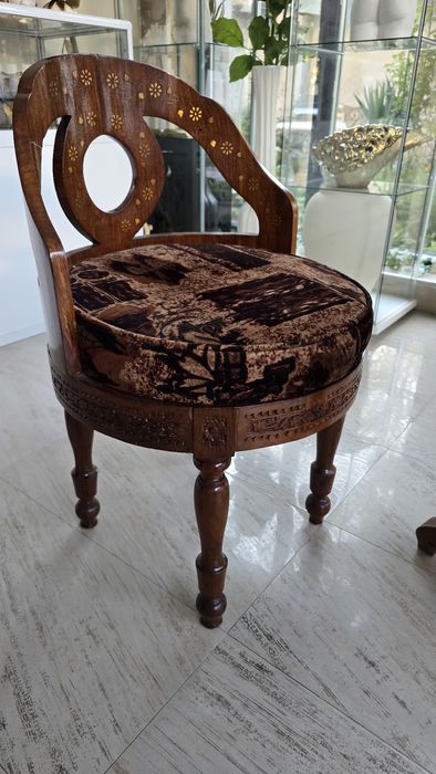 Антично столче, с дърворезба и месинг