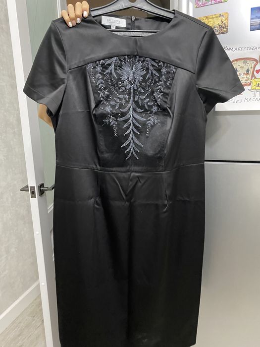 Платье вечернее атласное