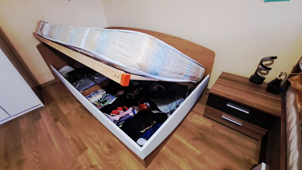 Легло с повдигащ механизъм