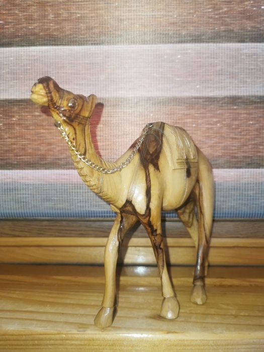 Антикварна ръчно резбована фигура на камила масивно маслиново дърво !