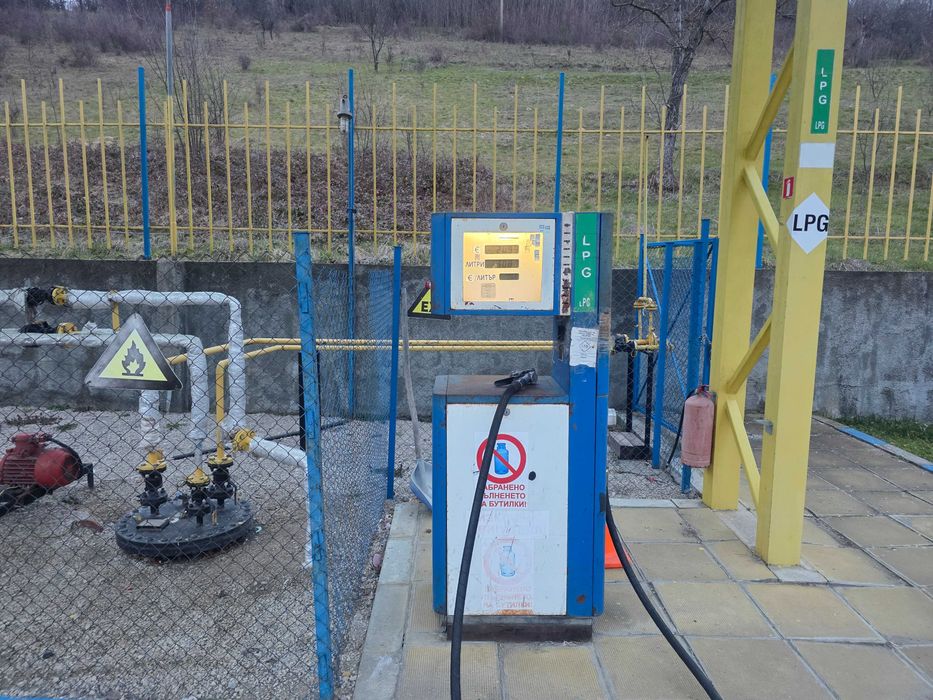 Работеща бензиностанция с газстанция и автомивка