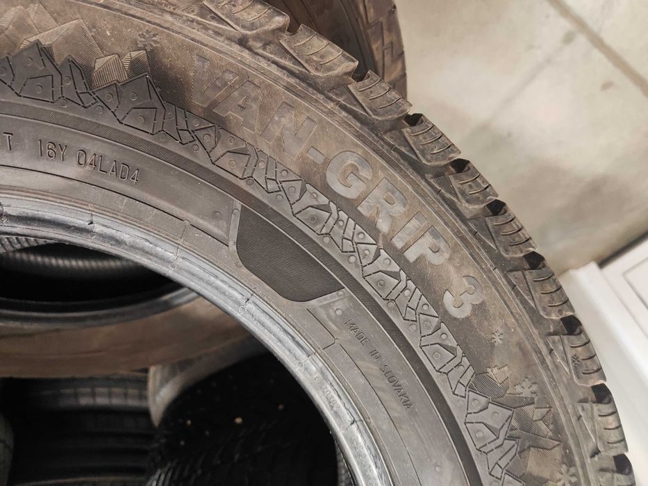 2бр.зимни гуми 235/65/16C Semperit