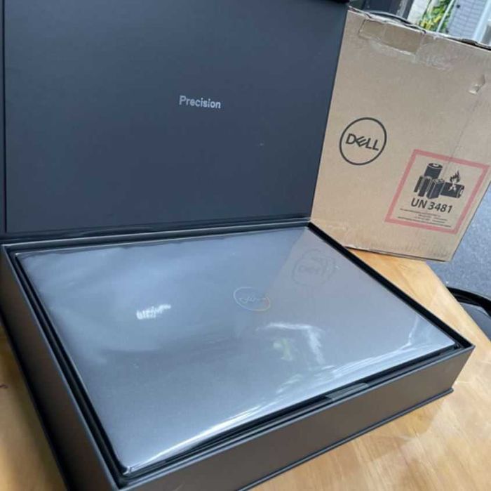 Лаптоп Dell Precision 5570 15.6 i7-12800H / 32 RAM / 4 K - touch - НОВ