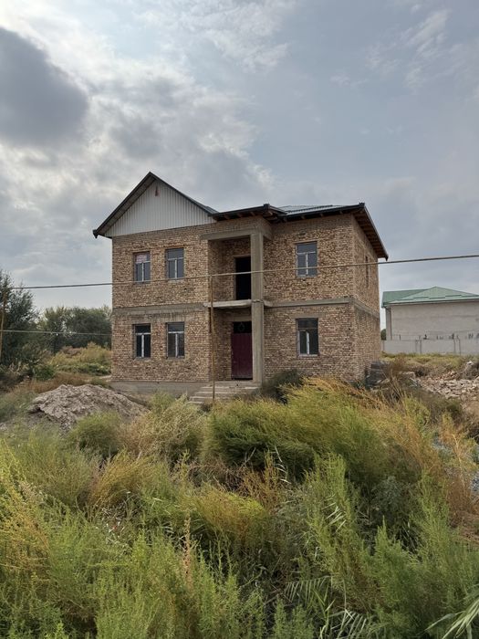 Жудә қолай локацияда жайласқан 2 қабатлы, 7 ханалы, коттедж жай.