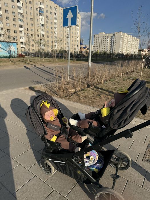 Коляска для двойни погодок