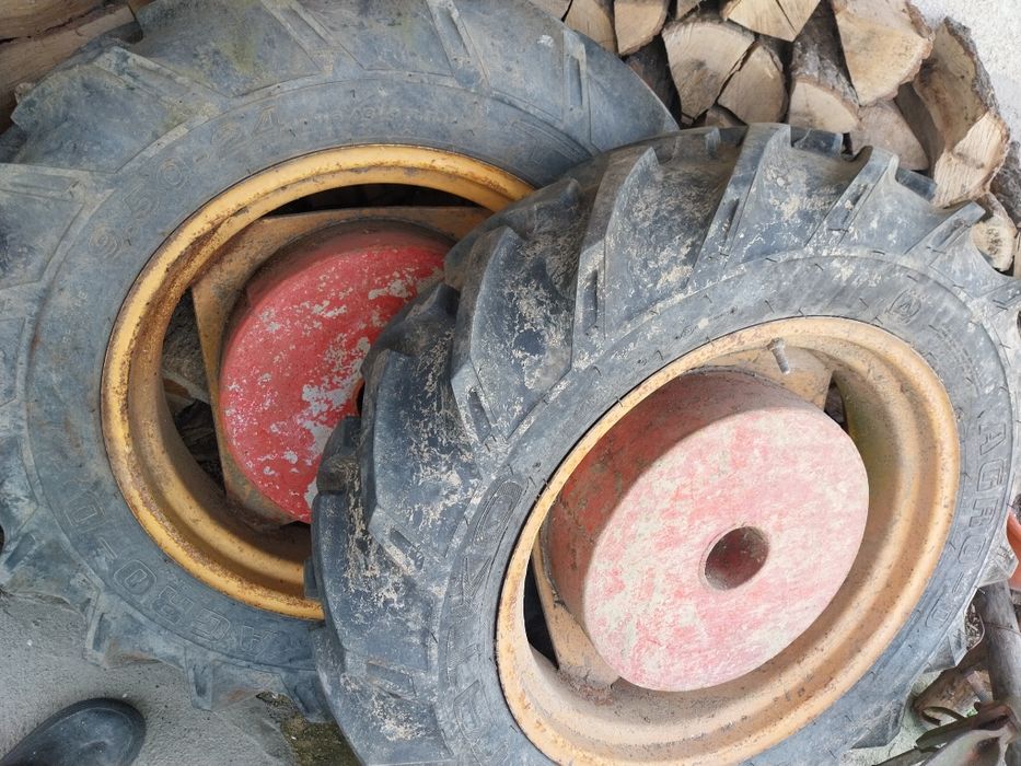 Vând cauciucuri tractor cu tot cu jante și contra greutăți