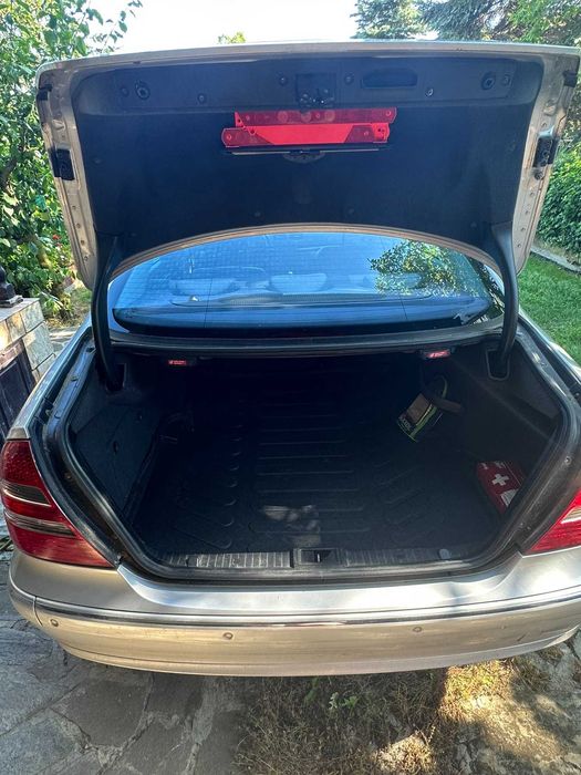 Лек автомобил Mercedes E-220