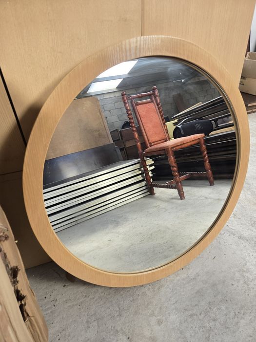 Кръгло огледало с дървена рамка 86см..