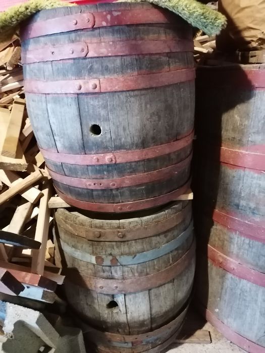 Vând cazi și butoaie, în stare buna