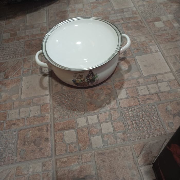 Продам эмалированеые чайники и кастрюли