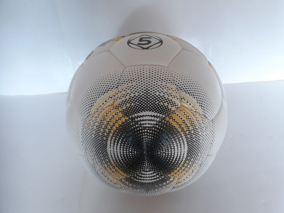 Продавам нова футболна топка на "Efbet"- последен брой.