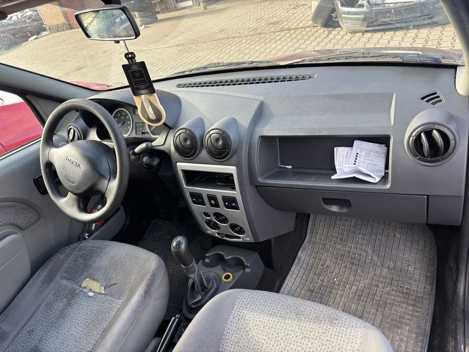 Bara fata capota far Dacia Logan