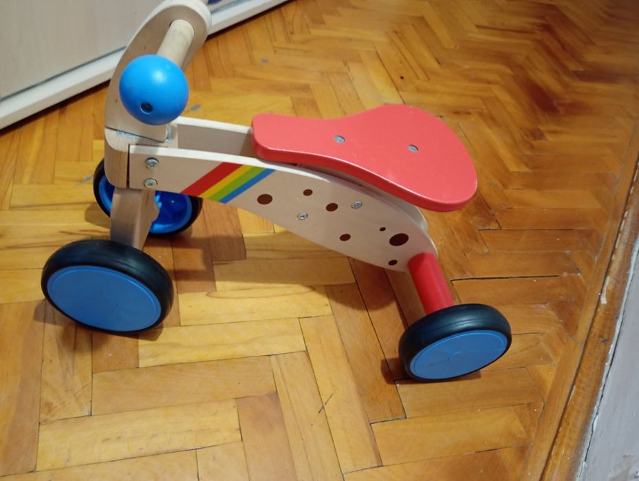 Tricicleta copiii utilizata prin casa de cateva ori