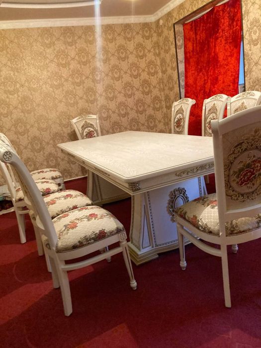 Продам стол и стулья в идеальном состоянии