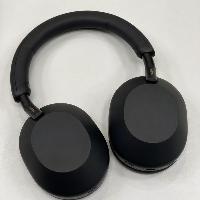 Sony WH-1000XM5 .