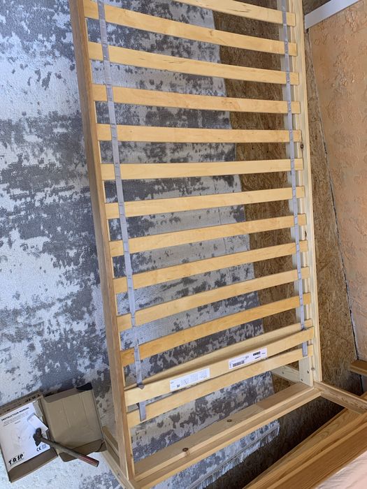 Кровать б/у , дерево,  с матрасом , ИКЕЯ ,