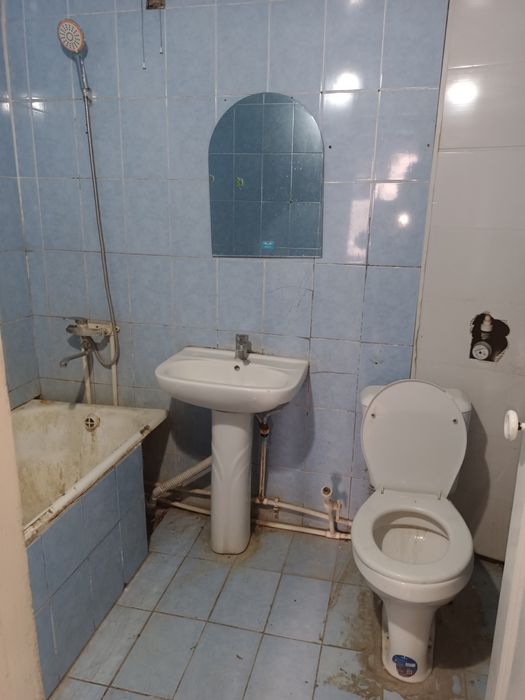 Уй сотилади 3 хонали гиштлик 1 этаж офис.магазин килса бу́лади