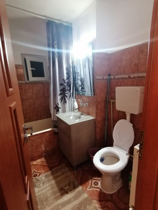 Inchiriez apartament decomandat cu doua camere