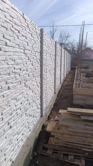 Gard placi beton comprimat stâlpi Oferim montaj profesional transport