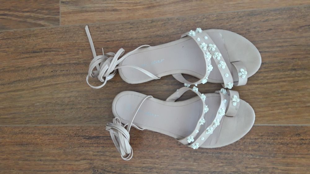 No 36 Бежови сандали