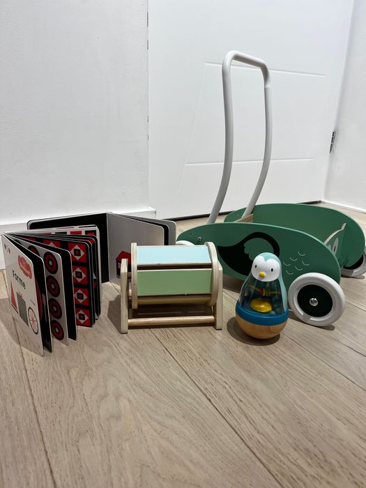 Set jucarii si premergator bebe