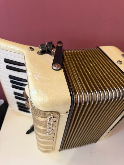 Продавам акорден Hohner бял седеф