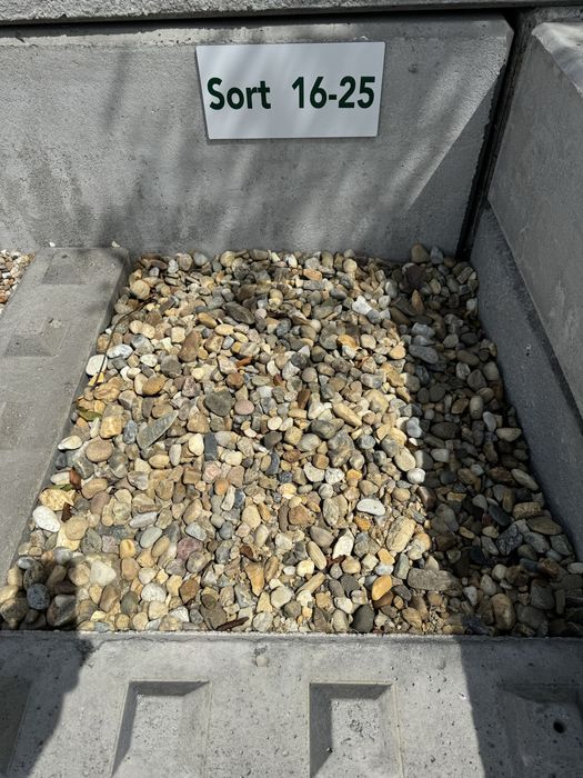 Agregate-sorturi (0-4,4-8,8-16,16-32) balastru,nisip galben.