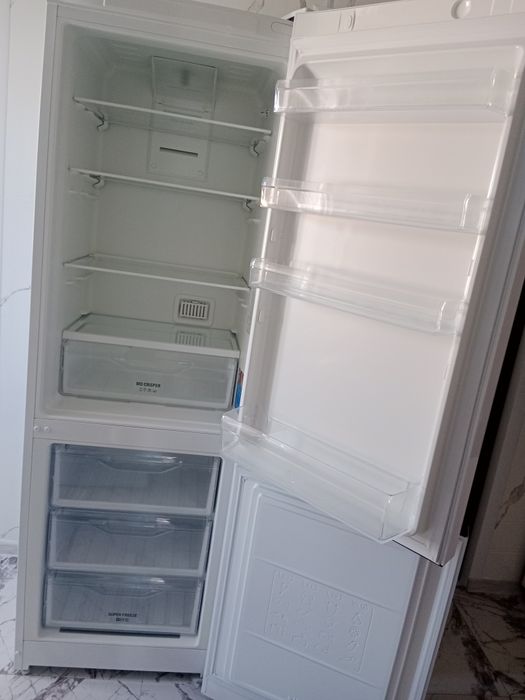 Продам холодильник ,,индезит ,,в хорошем состоянии .