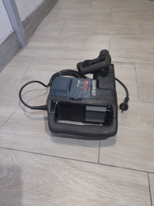 Hammer Bosch GSH 11 E
Putere 1500 wați
23 J 
SDS Max
Funcționează foar