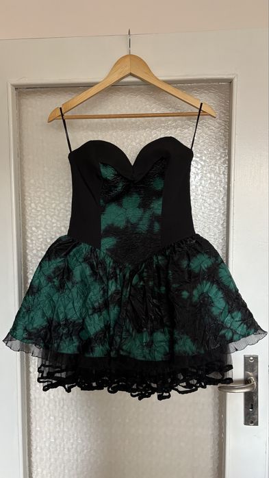 Официална къса рокля в зелено и черно